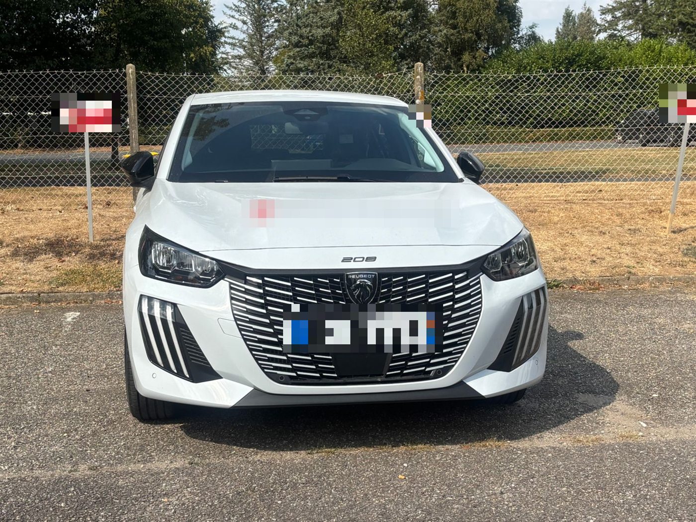 Peugeot 208 blanche convoyée par KILOMETRE AUTO